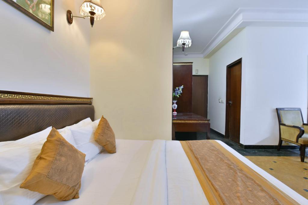 Postel nebo postele na pokoji v ubytování Perfect Hotel PG In New Delhi - Walking the all Best Market