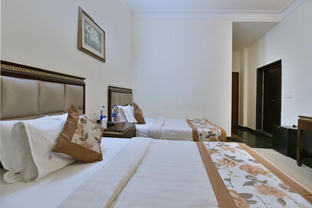 Postel nebo postele na pokoji v ubytování Perfect Hotel PG In New Delhi - Walking the all Best Market