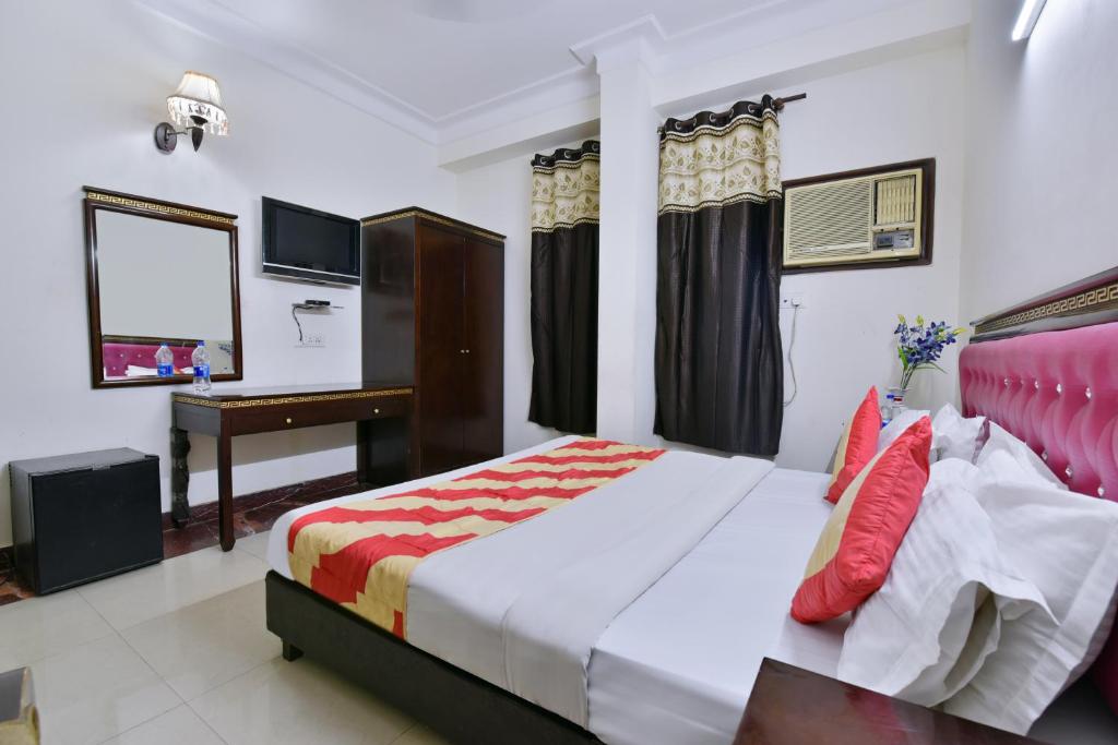 Postel nebo postele na pokoji v ubytování Perfect Hotel PG In New Delhi - Walking the all Best Market