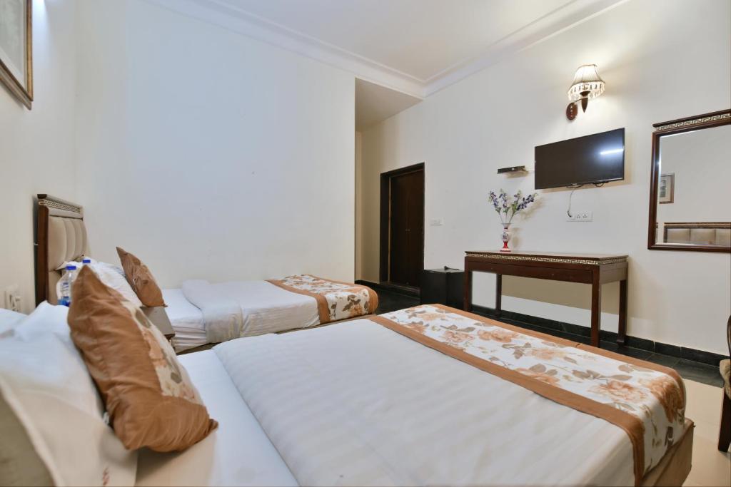 Postel nebo postele na pokoji v ubytování Perfect Hotel PG In New Delhi - Walking the all Best Market