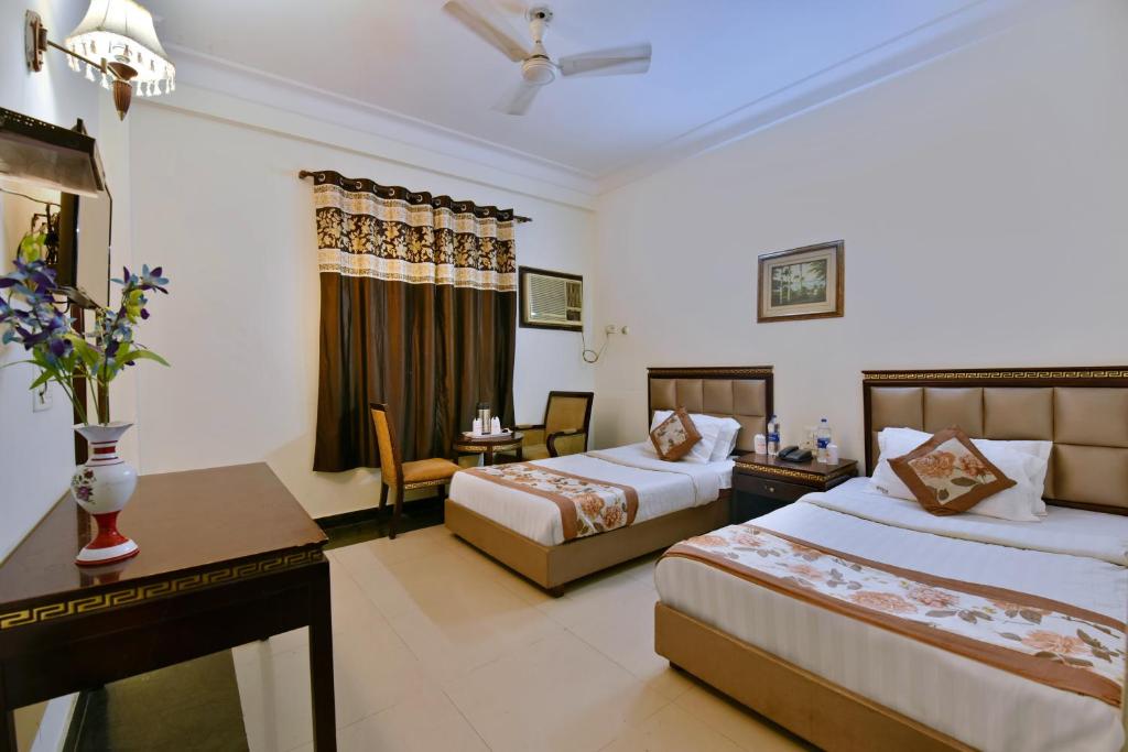 Postel nebo postele na pokoji v ubytování Perfect Hotel PG In New Delhi - Walking the all Best Market