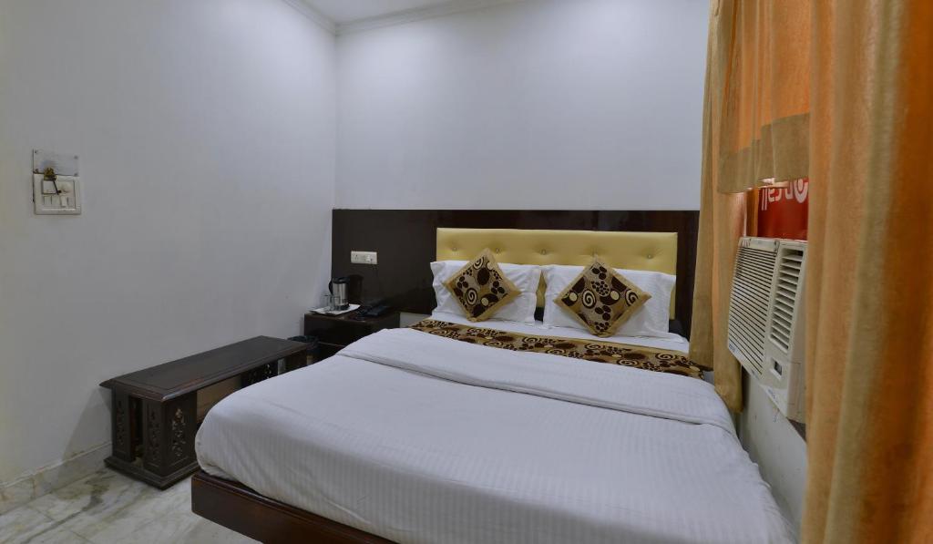 Postel nebo postele na pokoji v ubytování Perfect Hotel PG In New Delhi - Walking the all Best Market