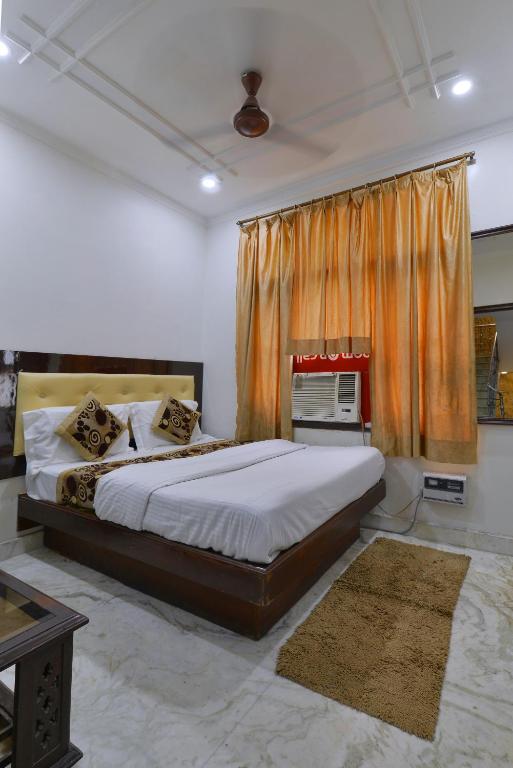 Postel nebo postele na pokoji v ubytování Perfect Hotel PG In New Delhi - Walking the all Best Market
