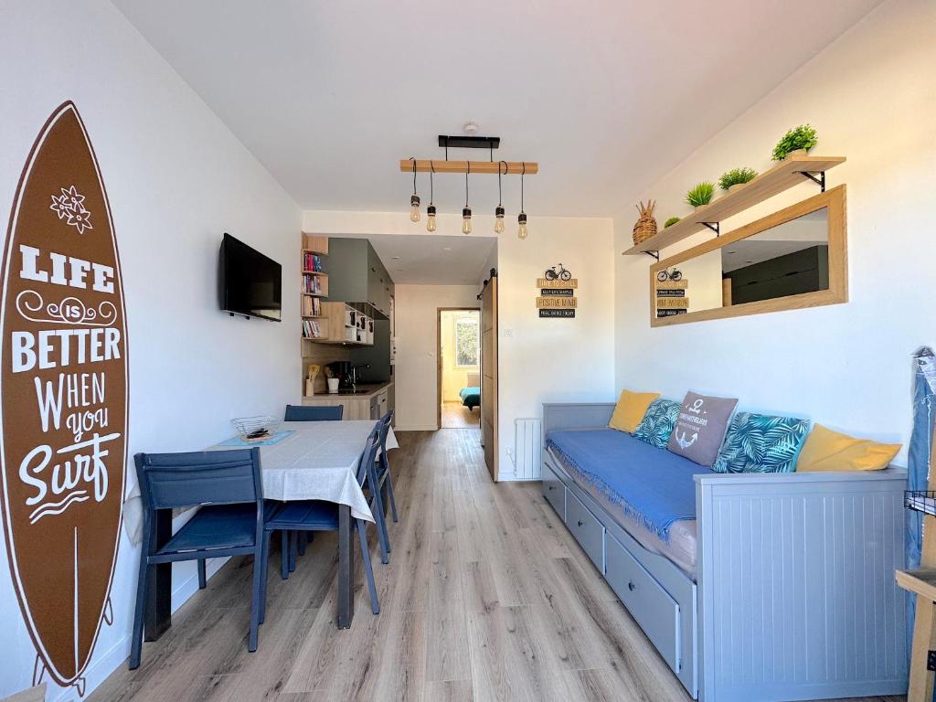 un salon avec un canapé et une table dans l'établissement Le Spot de Jean, à Talmont-Saint-Hilaire