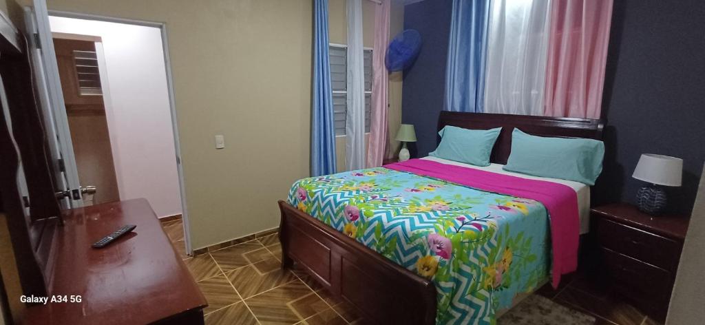 Postel nebo postele na pokoji v ubytování Cabaña Vistas del Bosque jarabacoa aceptamos tarjetas visa o Mastercard
