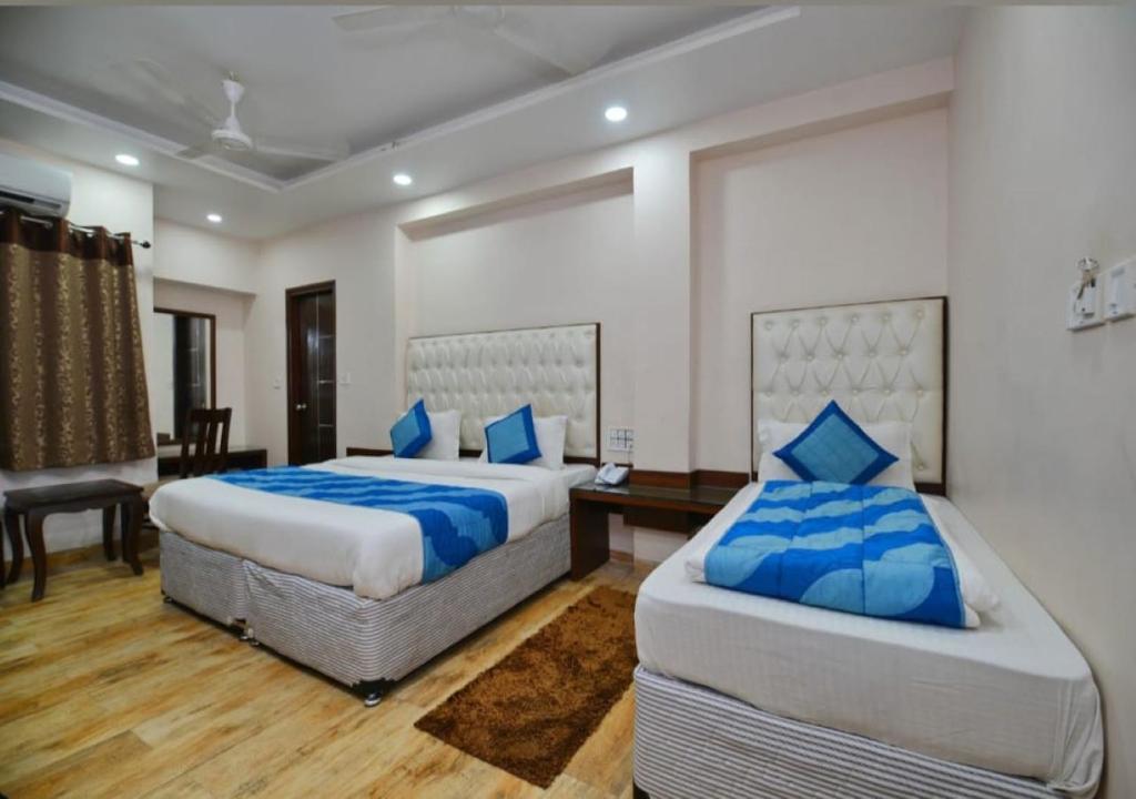 Postel nebo postele na pokoji v ubytování Perfect Hotel PG In New Delhi - Walking the all Best Market