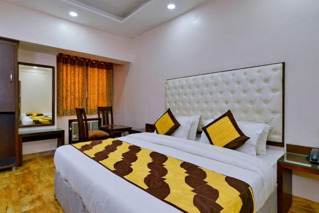 Postel nebo postele na pokoji v ubytování Perfect Hotel PG In New Delhi - Walking the all Best Market
