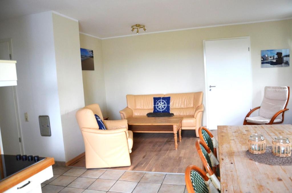 a living room with a couch and a table at Brunnenhaus Wohnung 2 in Mellenthin