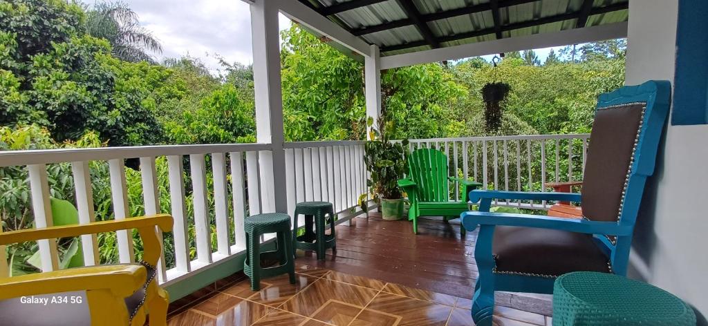 Balkón nebo terasa v ubytování Cabaña Vistas del Bosque jarabacoa aceptamos tarjetas visa o Mastercard