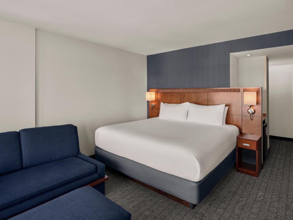 Postel nebo postele na pokoji v ubytování Courtyard by Marriott Halifax Downtown