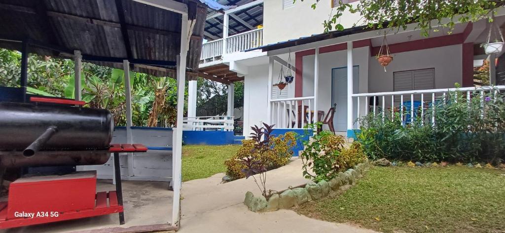 Zahrada ubytování Cabaña Vistas del Bosque jarabacoa aceptamos tarjetas visa o Mastercard