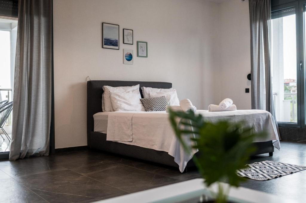 A bed or beds in a room at Villa Sunset Albatross