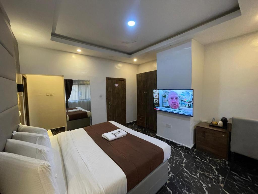 TV a/nebo společenská místnost v ubytování PRESKEN HOTELS @FAJODD-4