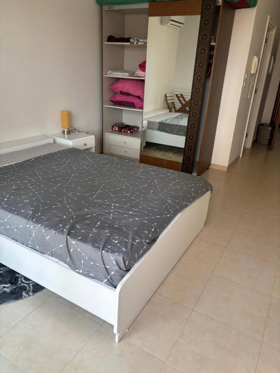 a bedroom with a bed and a closet at Bel appartement dans une résidence à Folla Aqua Resort Chat Meriem in Sousse