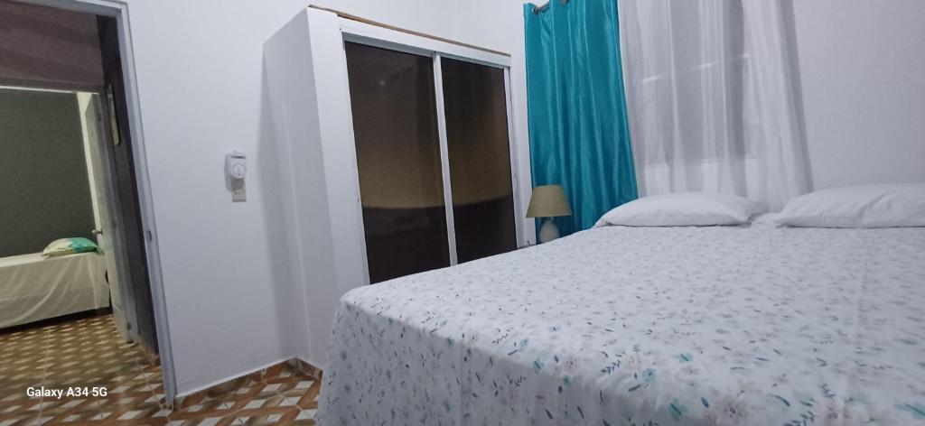 Postel nebo postele na pokoji v ubytování Cabaña Vistas del Bosque jarabacoa aceptamos tarjetas visa o Mastercard