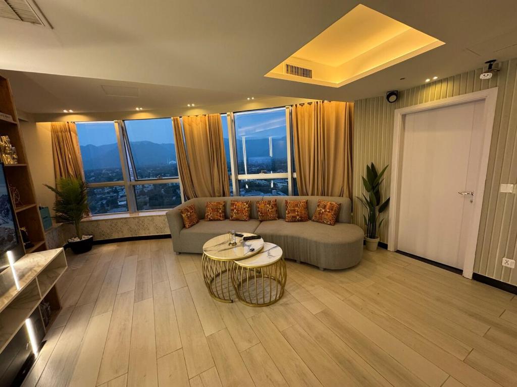 Posezení v ubytování 1BHK Apartment in Centaurus Mall