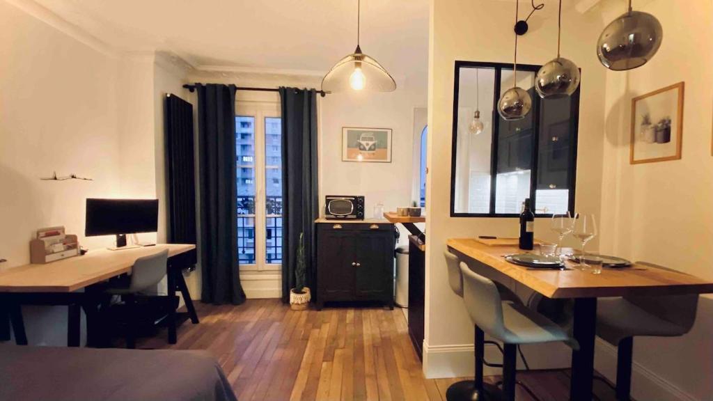 un salon avec deux tables et une salle à manger dans l'établissement Paris 15 - Porte de Versailles, Salon des expositions - Cosy studio, à Paris