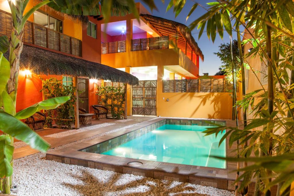 una casa con piscina en el patio en Casa Juarez B&B, en La Paz
