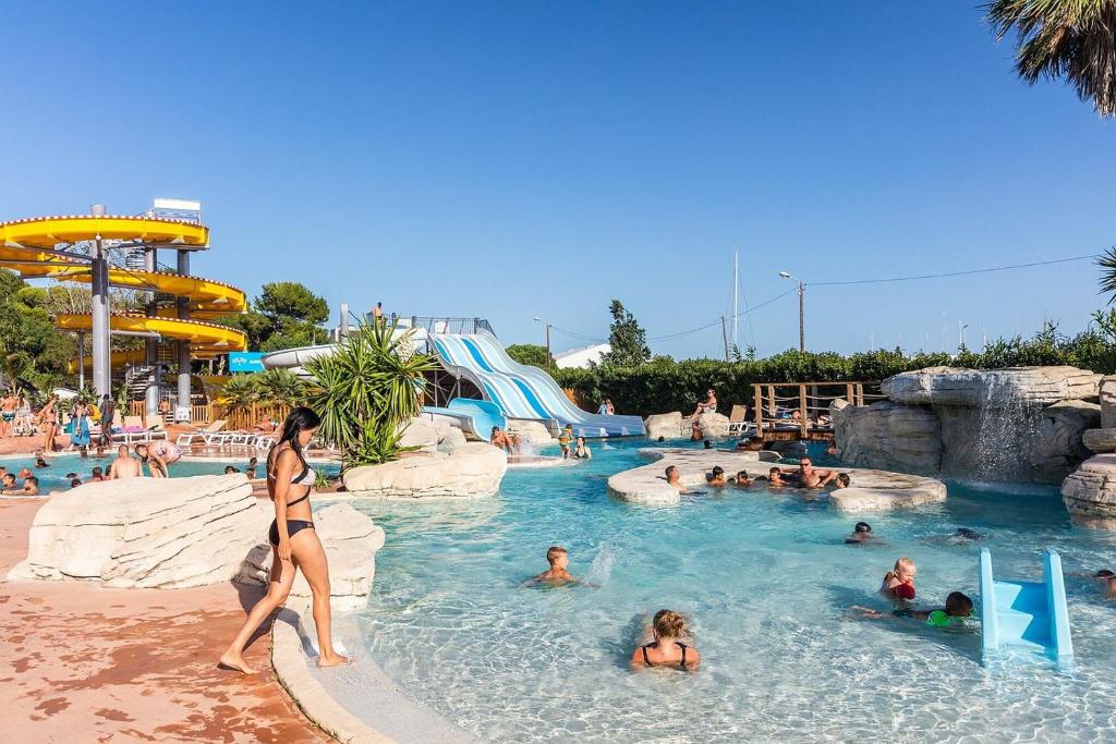 - un groupe de personnes dans une piscine d'un parc aquatique dans l'établissement Mobil Home 6 personnes La Marina, à Canet