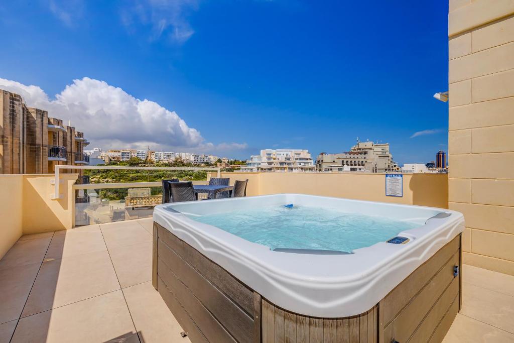 Bazén v ubytování Kirxa Rooms and Suites nebo v jeho okolí
