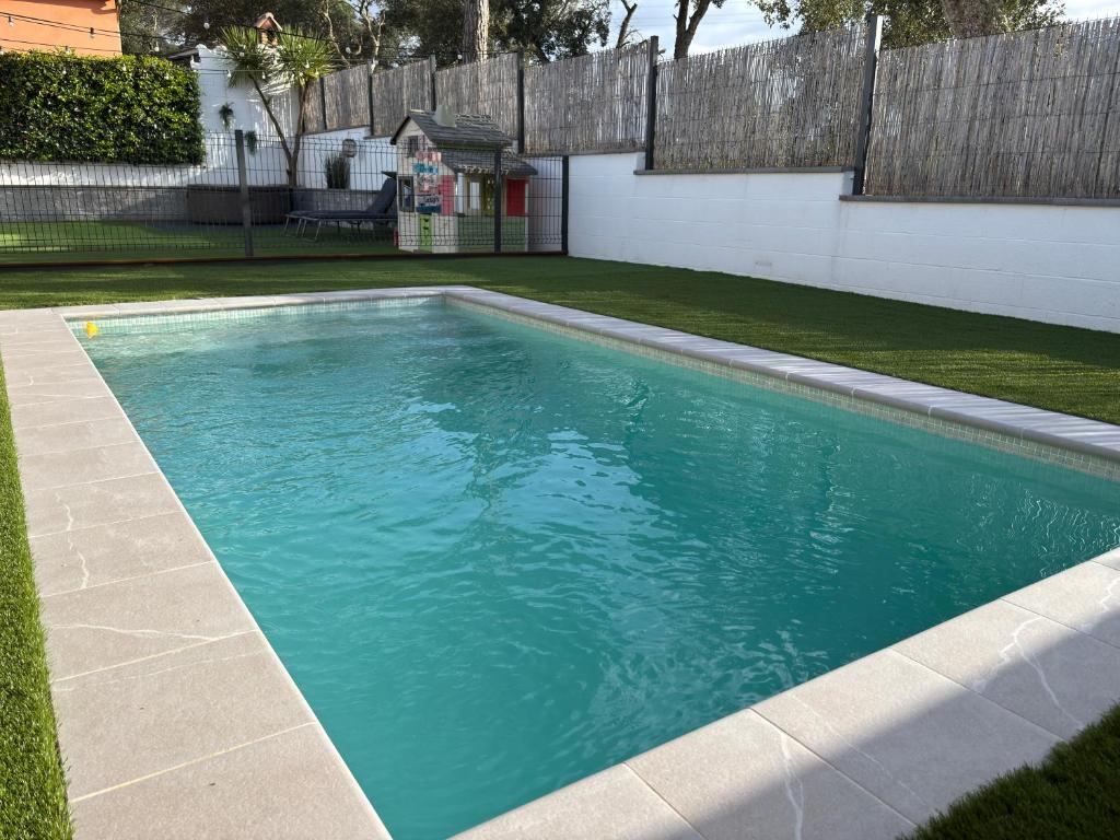 Bazén v ubytovaní ESPECTACULAR CASA EN LLAGOSTERA - Costa Brava, CON PISCINA alebo v jeho blízkosti