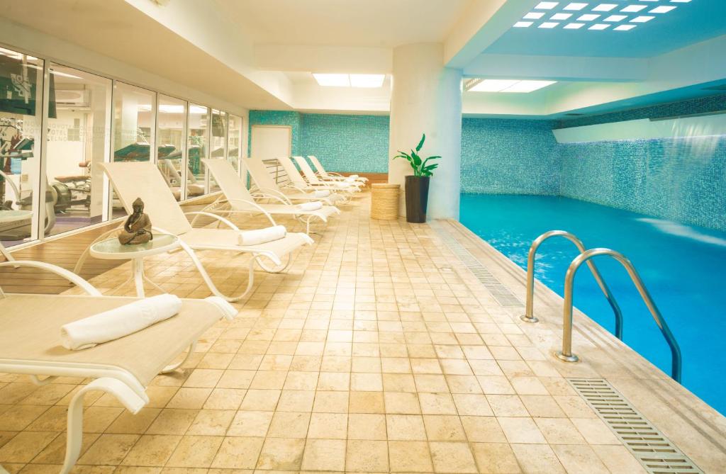 Bazén v ubytování Novotel Lima San Isidro nebo v jeho okolí