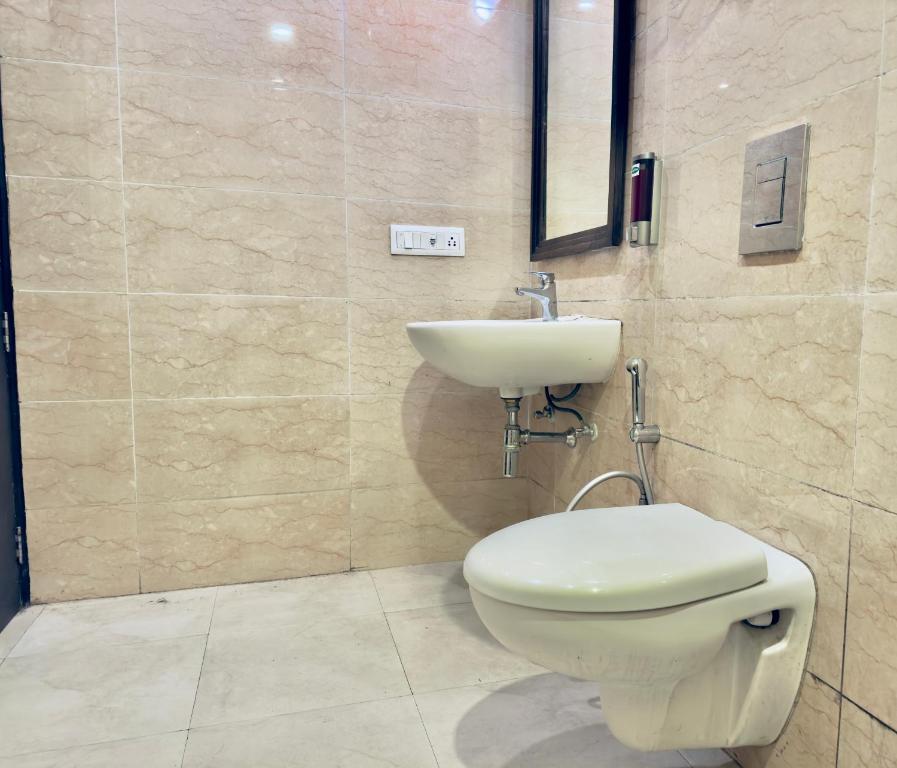 Koupelna v ubytování White Crest Amritsar - 300 mtr from golden temple ! Prime location ! parking ! hygenic rooms !