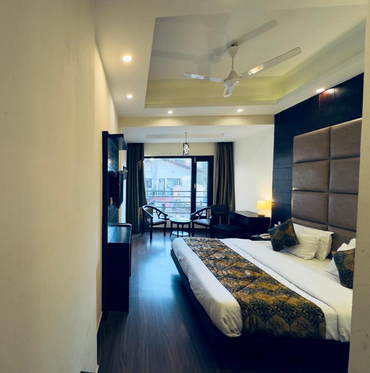Postel nebo postele na pokoji v ubytování White Crest Amritsar - 300 mtr from golden temple ! Prime location ! parking ! hygenic rooms !