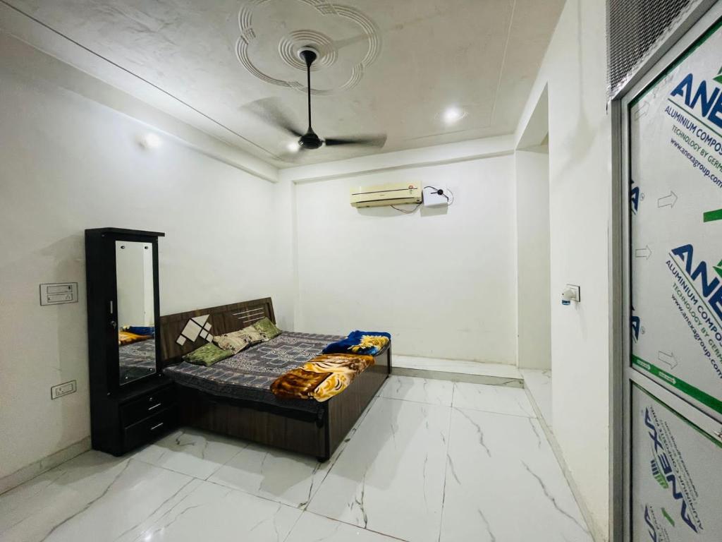 a room with a bed and a mirror in it at Triveni hotel & restaurant natawala Shahpura in Shāhpura