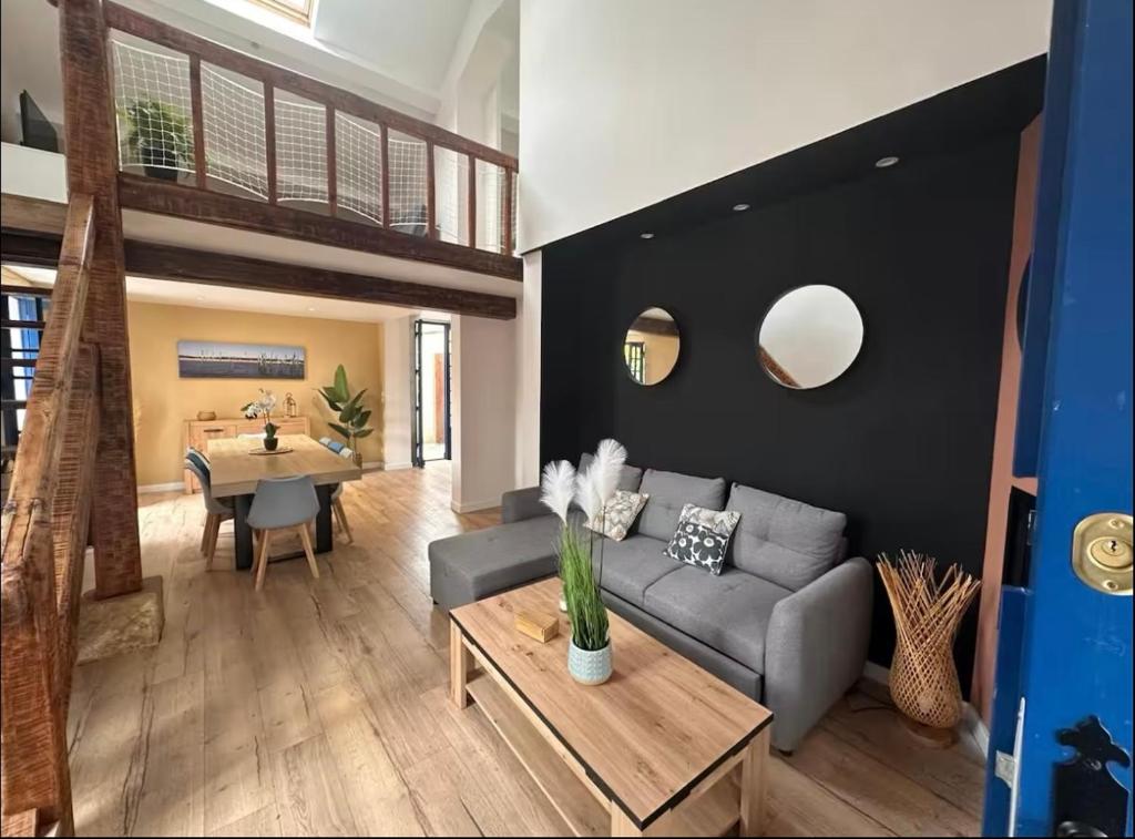 un salon avec un canapé et une table dans l'établissement Maison seconde ligne Lanton, à Taussat-les-Bains