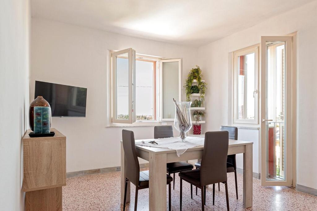 Un comedor con mesa y sillas en Red House - view of the hills, en Terricciola