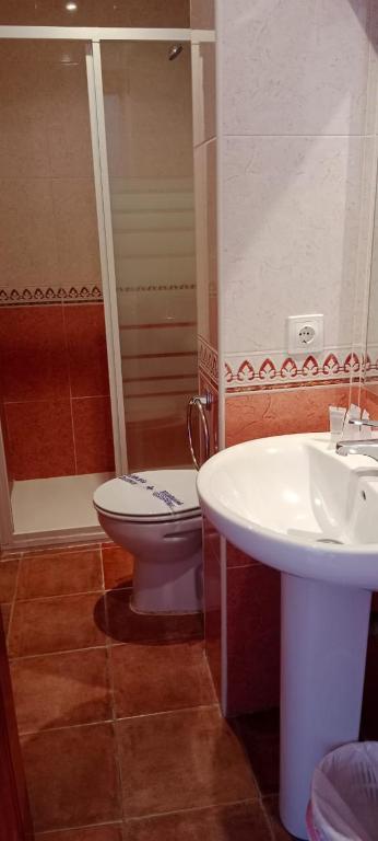 Hostal Restaurante Bar Conrad - Habitación Doble Con Baño Privado