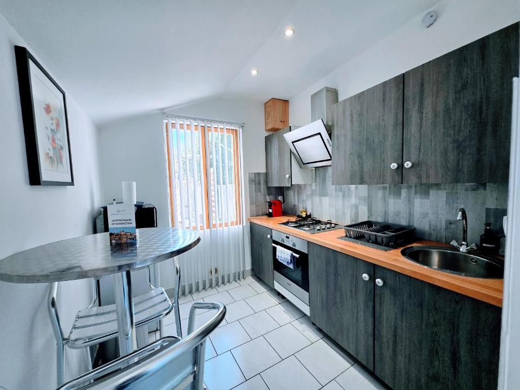 Kuchyň nebo kuchyňský kout v ubytování Studio Maisonnette, Terrasse, Parking Privé