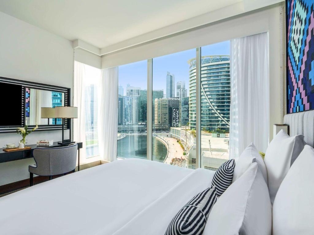 Bazén v ubytování Pullman Dubai Downtown nebo v jeho okolí
