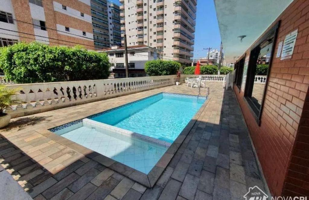 una piscina frente a un edificio en Apto com 1 dormitorio proximo a praia, en Praia Grande