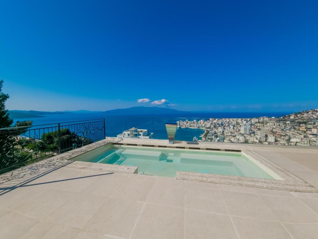 Bazén v ubytování Sunset Shoreline Saranda - Sea View - Free Private Parking - Pool nebo v jeho okolí