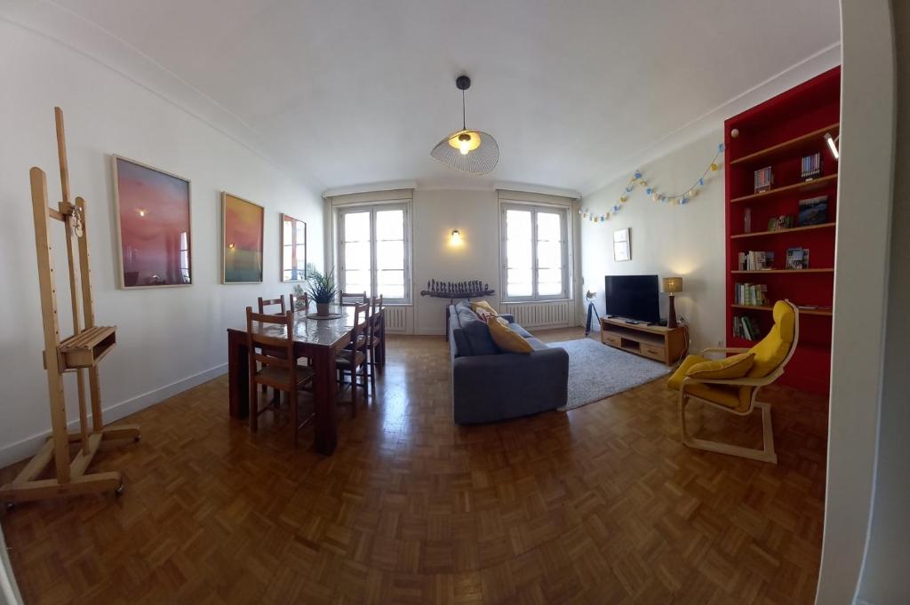 un salon avec un canapé et une salle à manger dans l'établissement L'Ensoleillé - Spacieux - Central - Confortable, à Orléans