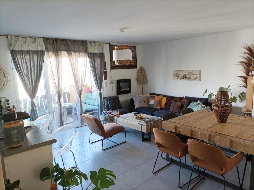 a living room with a couch and a table at Magnifique T3 spacieux au calme à Castelnau Le Lez in Castelnau-le-Lez