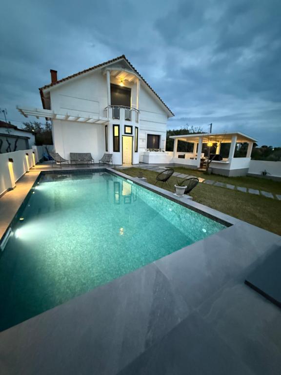 The swimming pool at or close to Villa Sunset Albatross