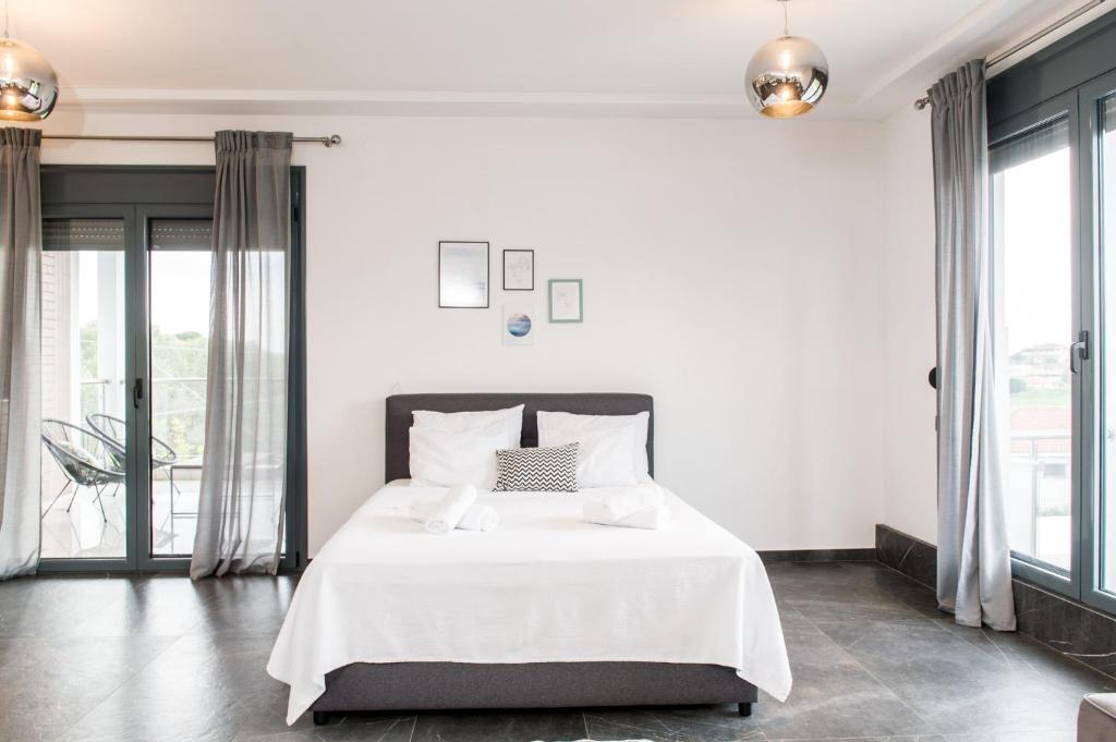 A bed or beds in a room at Villa Sunset Albatross
