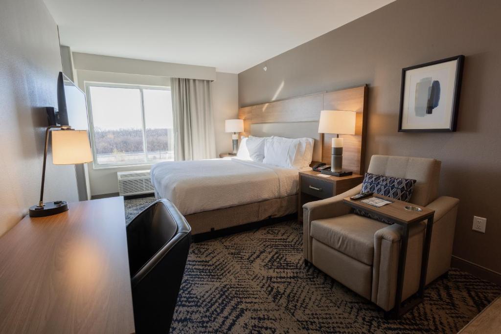 Un pat sau paturi într-o cameră la Candlewood Suites - Tulsa Hills - Jenks by IHG