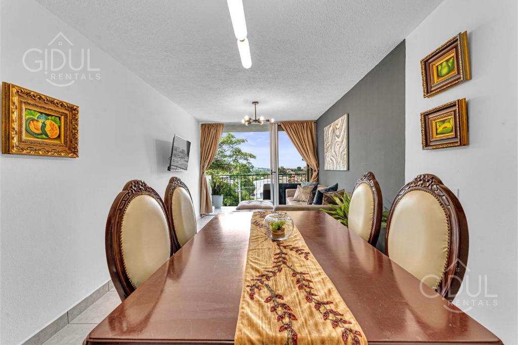 Cozy, Modern and Centric Apartment with pool and gym - Three-Bedroom Apartment