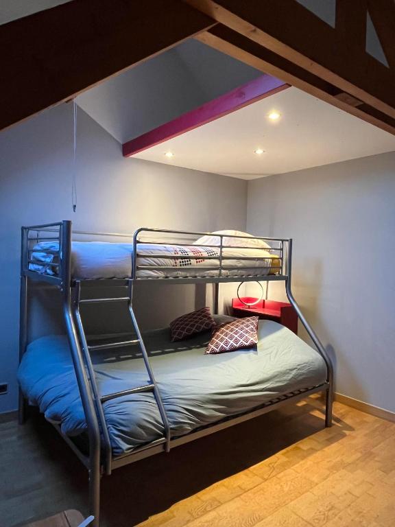 Ce lit superposé se trouve dans un dortoir doté d'une mezzanine. dans l'établissement Aux charmes de la campagne, à Millières
