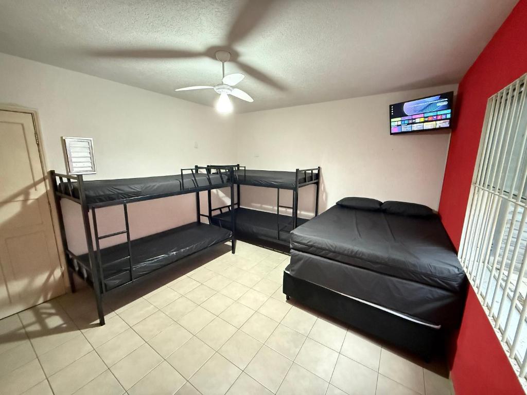 Dos literas en una habitación con techo en Pie en la arena Playa de Ocean IV, en Samaritá