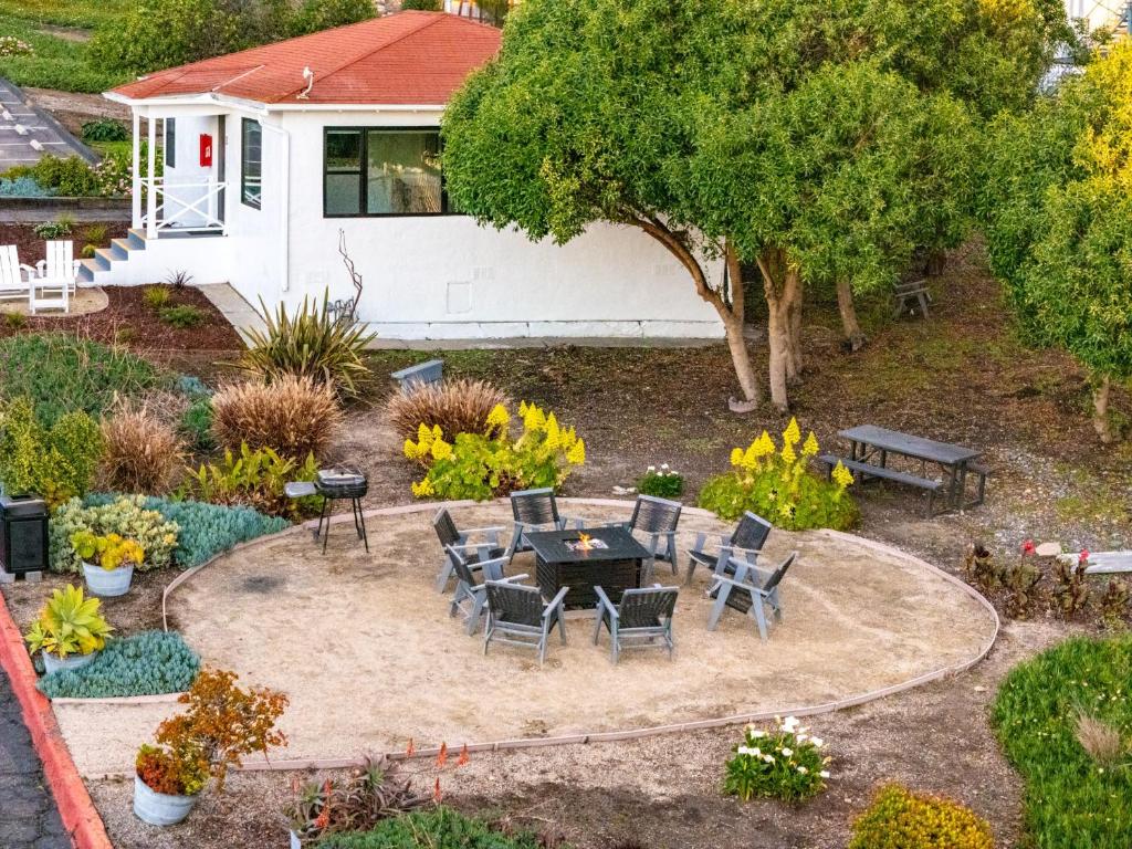 Tides Oceanview Inn and Cottages photo