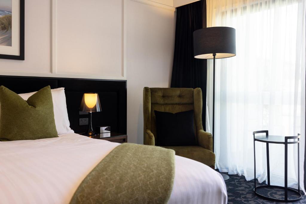 Postel nebo postele na pokoji v ubytování Regent of Rotorua Boutique Hotel