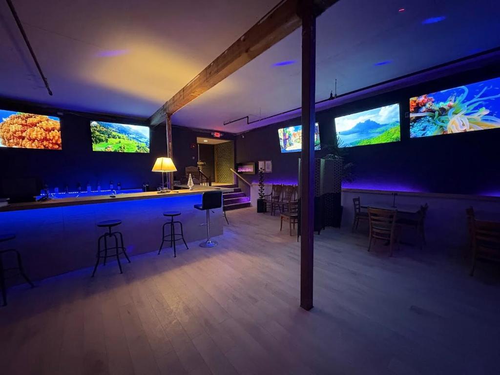 TV a/nebo společenská místnost v ubytování Art Infiniti Hotel