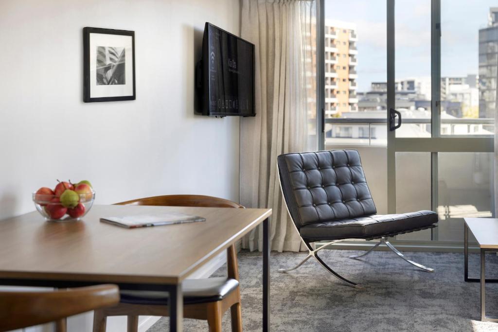 TV a/nebo společenská místnost v ubytování Quest Auckland Serviced Apartments