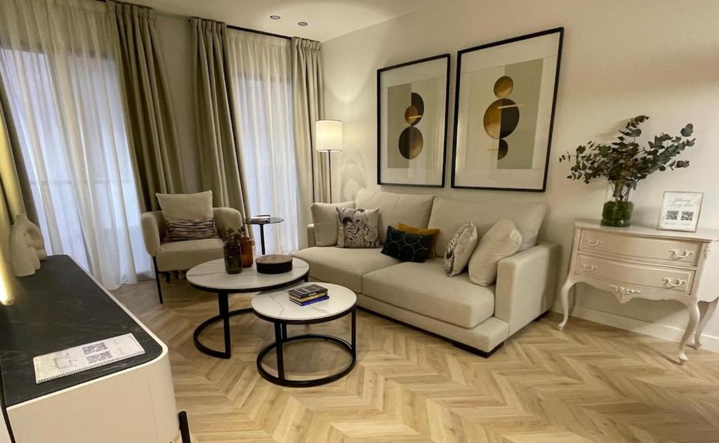 a living room with a couch and a table at Exclusivo Apartamento en el centro de Murcia in Murcia