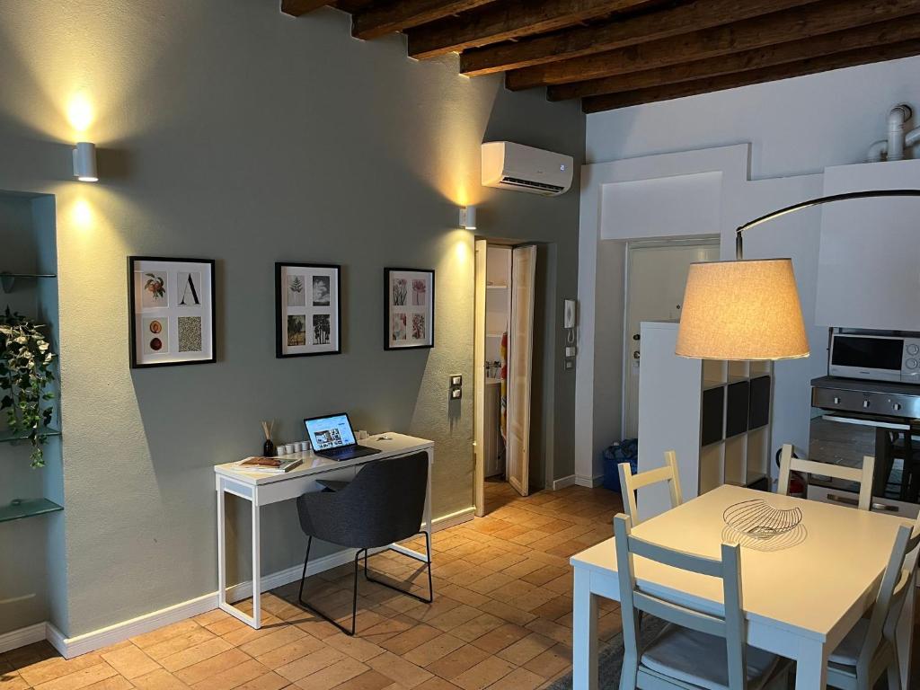 sala de estar con escritorio y mesa con ordenador portátil en Navigli Darsena - Luxury Apartment with balcony, en Milán